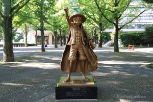 熊本県庁麦わらの一味ルフィ銅像