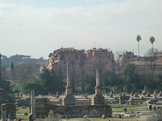 古代ローマの中心部フォルム・ロマヌムの遺跡フォロロマーノ